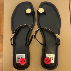 NWOT Toe Ring Flat Sandals, dv by Dolce Vita